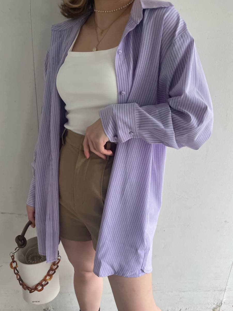 ブラック系のブーツ、ベージュ系のその他パンツ、ホワイト系のショルダーバッグを着用したレディースの春コーディネートの5枚目の写真