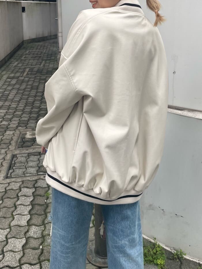 「MARK STYLER、ブルゾン、EVRIS、選抜１、デニムコーデ、162cm」｜「EVRISのリブラインロゴスタジャン（スタジャン、ホワイト系）」を使った、YUUKA さん（レディース・162cm）の秋コーディネートの7枚目の写真