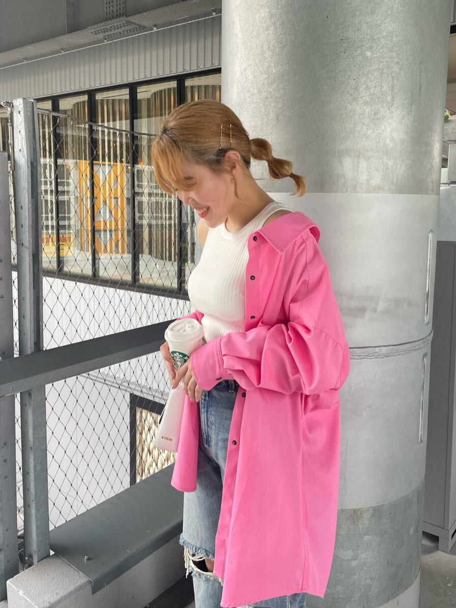 ブルー系のデニムパンツ、ホワイト系のサンダル、ホワイト系のショルダーバッグを着用したレディースの夏コーディネートの4枚目の写真