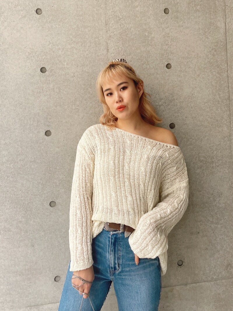 「EVRIS、ケーブルニット、春コーデ、162cm、選抜、ニット、デニムコーデ、サンダル、ショルダーバッグ」｜「EVRISのプラットフォームストラップサンダル（サンダル、イエロー系）」を使った、YUUKA さん（レディース・162cm）の春コーディネートの3枚目の写真