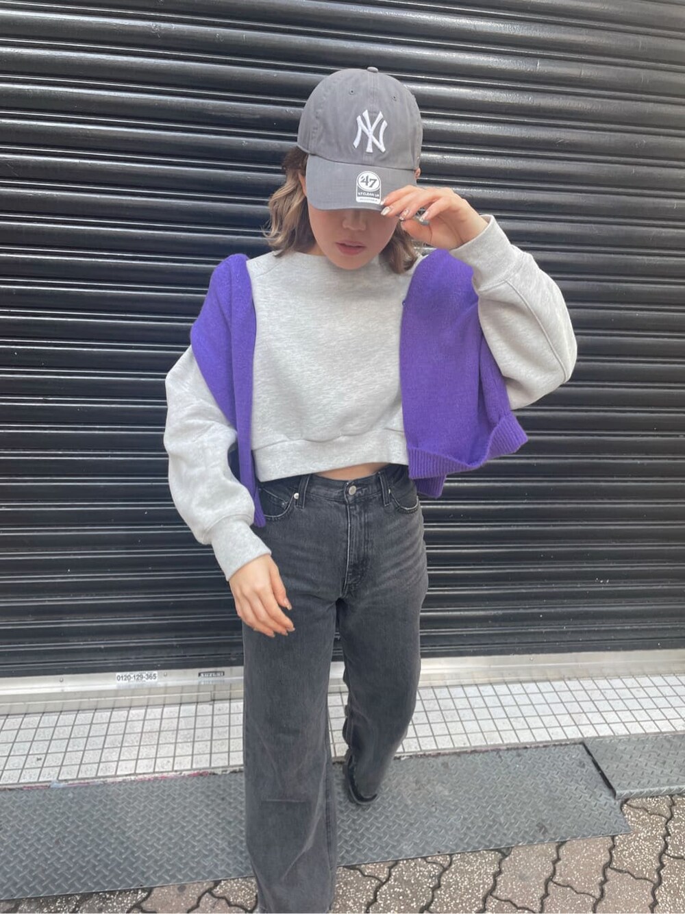 「ニット、ワイドデニム、厚底ブーツ、162cm、冬コーデ、パープル、ショート丈、選抜、EVRIS、カジュアル、グレー、サイドゴアブーツ」｜「EVRISのBACKスラッシュワイドデニムパンツ（デニムパンツ、ブラック系）」を使った、YUUKA さん（レディース・162cm）の冬コーディネートの5枚目の写真