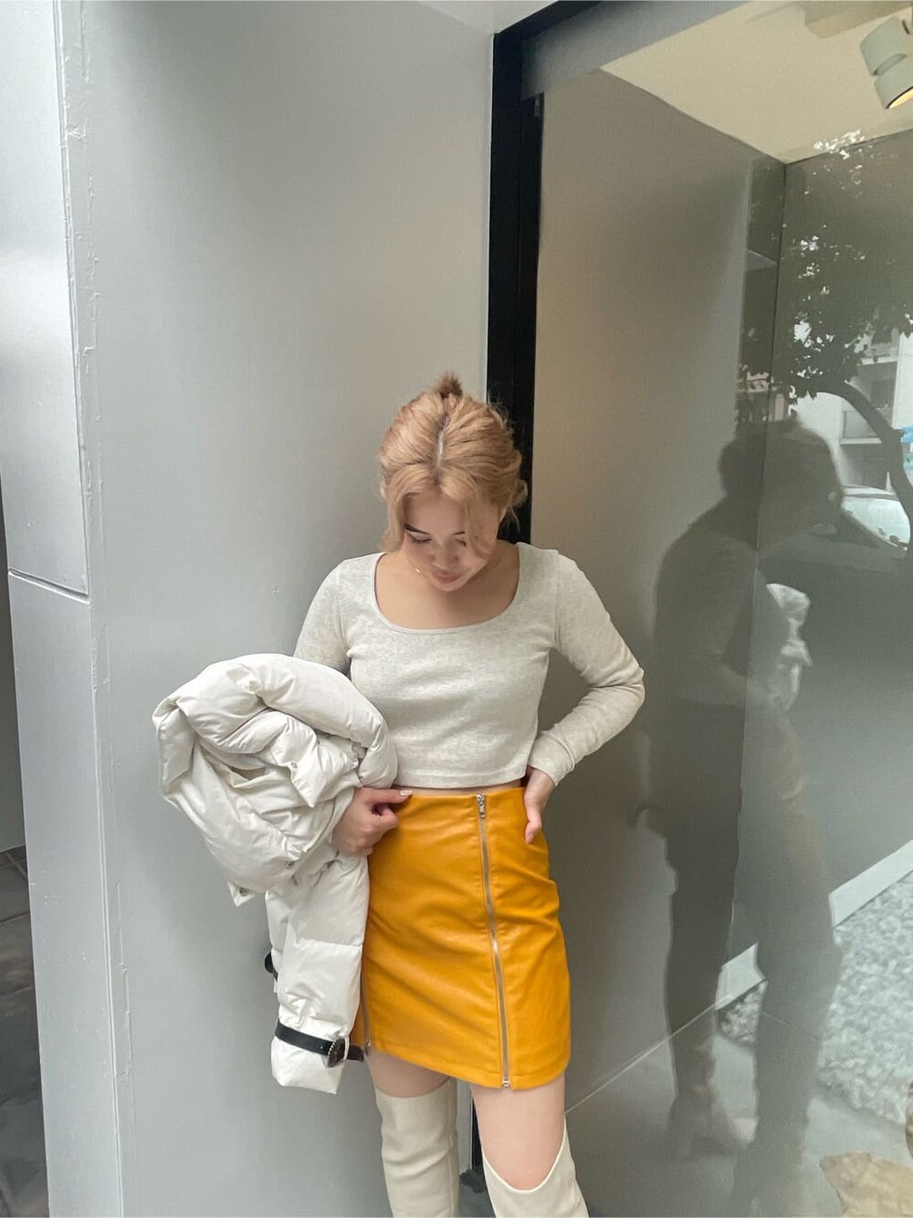 「MARK STYLER、選抜１、ホワイトコーデ、ダウン、EVRIS、162cm、冬コーデ、レザースカート」｜「EVRISのフェイクレザーミニスカート（スカート、イエロー系）」を使った、YUUKA さん（レディース・162cm）の秋コーディネートの6枚目の写真