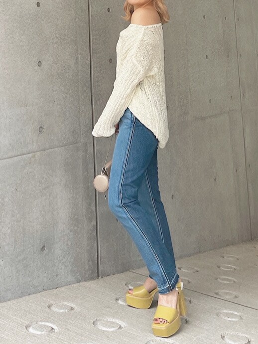「EVRIS、ケーブルニット、春コーデ、162cm、選抜、ニット、デニムコーデ、サンダル、ショルダーバッグ」｜「EVRISのプラットフォームストラップサンダル（サンダル、イエロー系）」を使った、YUUKA さん（レディース・162cm）の春コーディネートの5枚目の写真