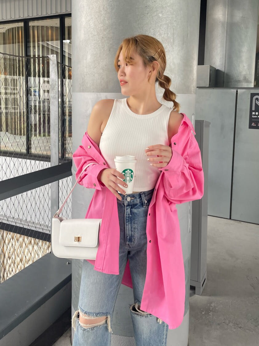 ブルー系のデニムパンツ、ホワイト系のサンダル、ホワイト系のショルダーバッグを着用したレディースの夏コーディネートの3枚目の写真