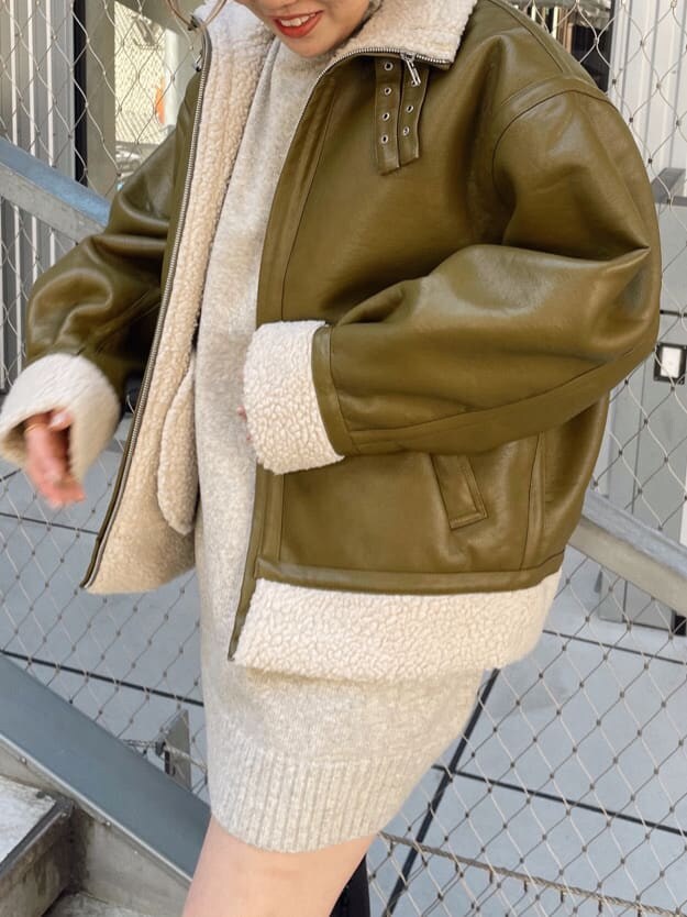 ブラック系のその他パンツ、ベージュ系のワンピース、グリーン系のブルゾンを着用したレディースの秋コーディネートの6枚目の写真