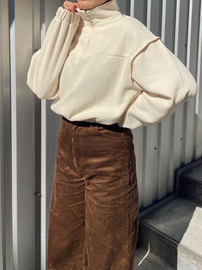 ブラウン系のその他パンツ、ホワイト系のスウェット、ホワイト系のスニーカーを着用したレディースの秋コーディネートの4枚目の写真