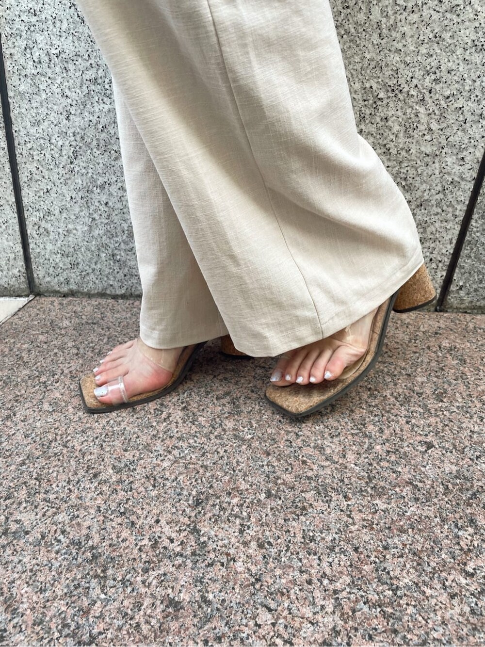 ホワイト系のつなぎ/オールインワン、その他のサンダルを着用したレディースの夏コーディネートの4枚目の写真