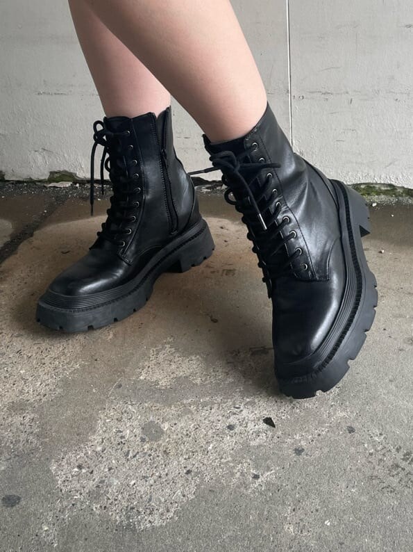 ブラック系のブーツ、ベージュ系のその他パンツ、ホワイト系のショルダーバッグを着用したレディースの春コーディネートの9枚目の写真