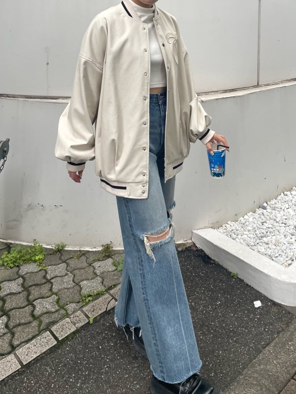 「MARK STYLER、ブルゾン、EVRIS、選抜１、デニムコーデ、162cm」｜「EVRISのリブラインロゴスタジャン（スタジャン、ホワイト系）」を使った、YUUKA さん（レディース・162cm）の秋コーディネートの4枚目の写真
