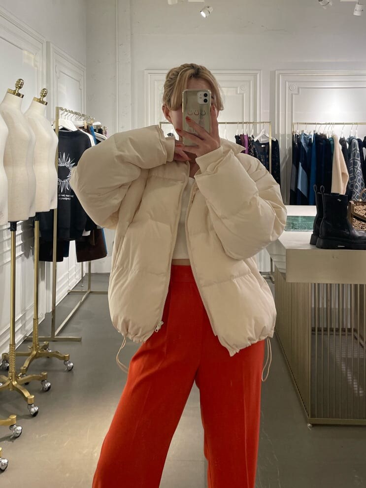 「秋コーデ、MARK STYLER、EVRIS、選抜１、カラーパンツ、リアルダウン、162cm」｜「EVRISのボリュームギャザーダウン（ダウンジャケット/コート、ホワイト系）」を使った、YUUKA さん（レディース・162cm）の秋コーディネートの3枚目の写真