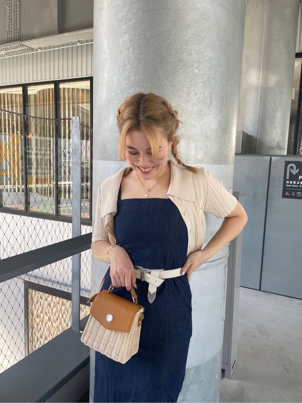 ブルー系のワンピース、ホワイト系のサンダル、ベージュ系のショルダーバッグを着用したレディースの夏コーディネートの5枚目の写真