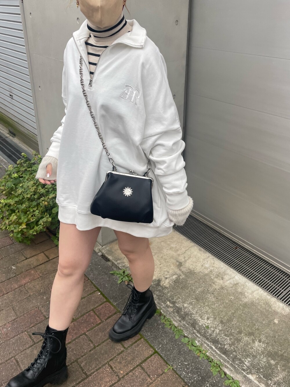 「冬コーデ、ストリート、UNIQLO、EVRIS、レイヤードスタイル、ボーダートップス、タートルネック、アームウォーマー、スウェット、トレーナー、ホワイトコーデ、マイベストコーデ2022、休日スタイル、ラフコーデ、がま口バッグ」｜「EVRISの【WEB限定】ハーフジップスウェットトップス（スウェット、ホワイト系）」を使った、YUUKA さん（レディース・162cm）の冬コーディネートの6枚目の写真