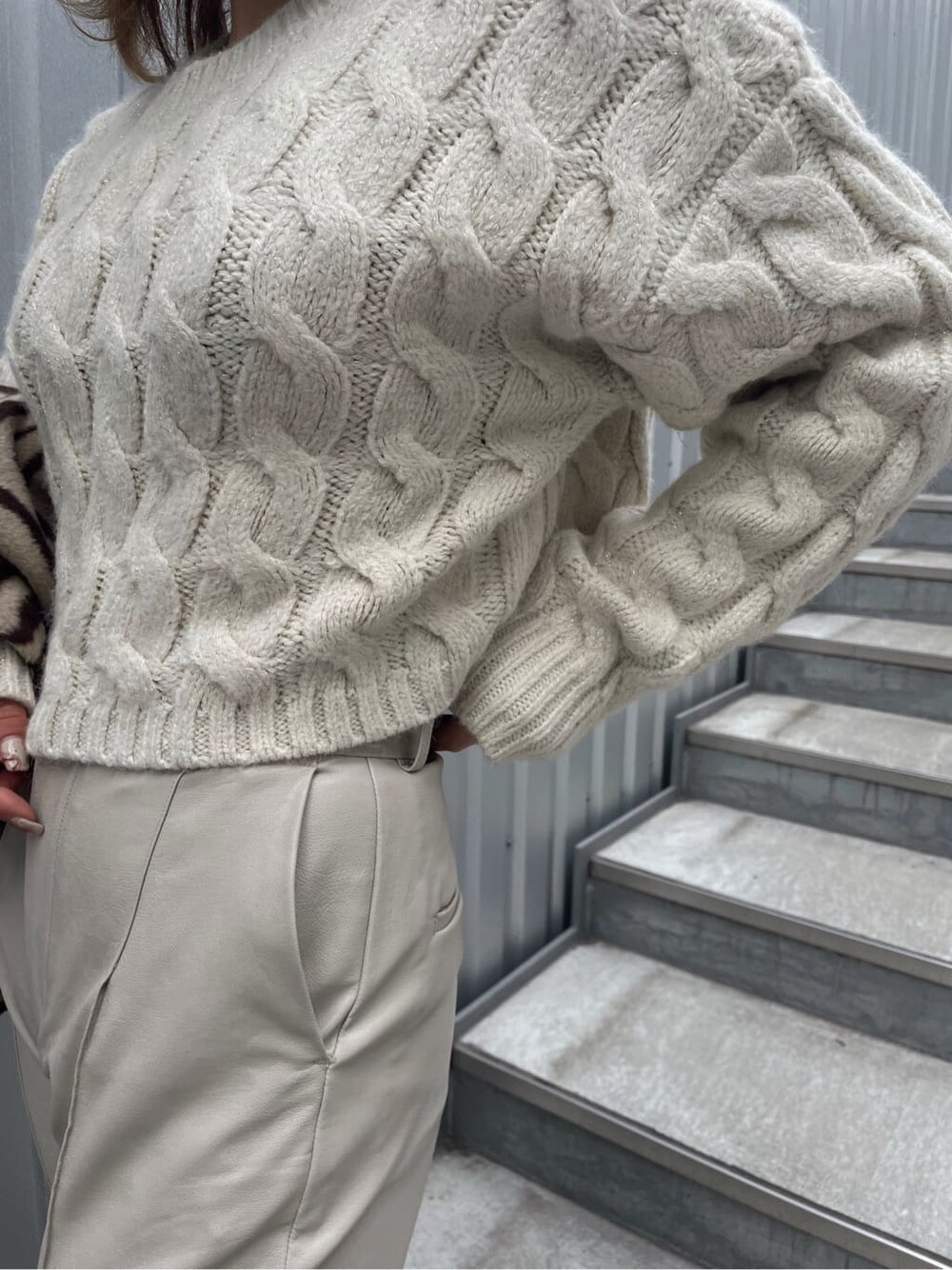 その他のシャツ/ブラウス、ホワイト系のニット/セーター、ブラウン系のブーツを着用したレディースの冬コーディネートの6枚目の写真