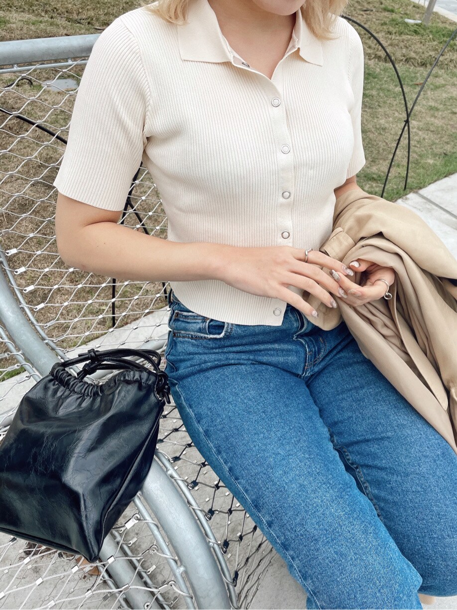 「EVRIS、春コーデ、デニムコーデ、162cm、選抜１、ニット、Tシャツ、ハンドバッグ、カジュアル、トレンチコート」｜「EVRISのリブタイトポロニットTOPS（Tシャツ/カットソー、ホワイト系）」を使った、YUUKA さん（レディース・162cm）の春コーディネートの2枚目の写真
