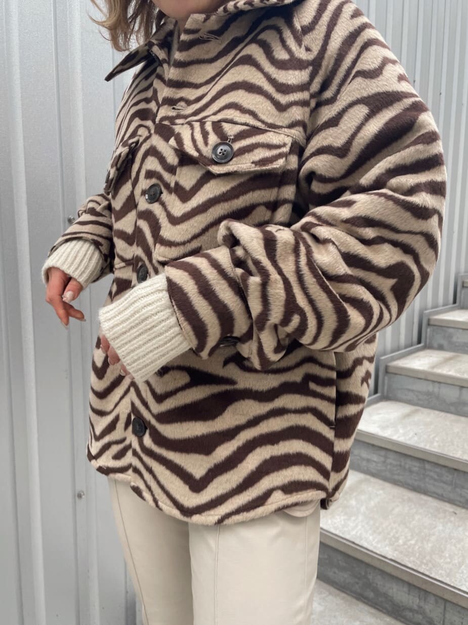 その他のシャツ/ブラウス、ホワイト系のニット/セーター、ブラウン系のブーツを着用したレディースの冬コーディネートの5枚目の写真