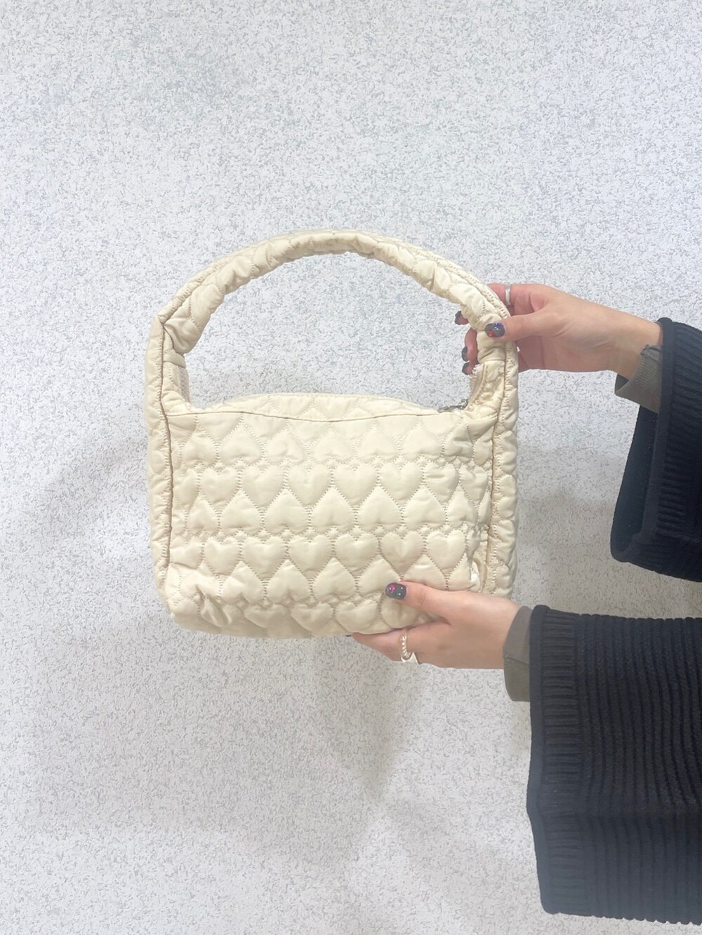 ブラック系のカーディガン/ボレロ、グリーン系のワンピース、ホワイト系のハンドバッグを着用したレディースの秋コーディネートの10枚目の写真