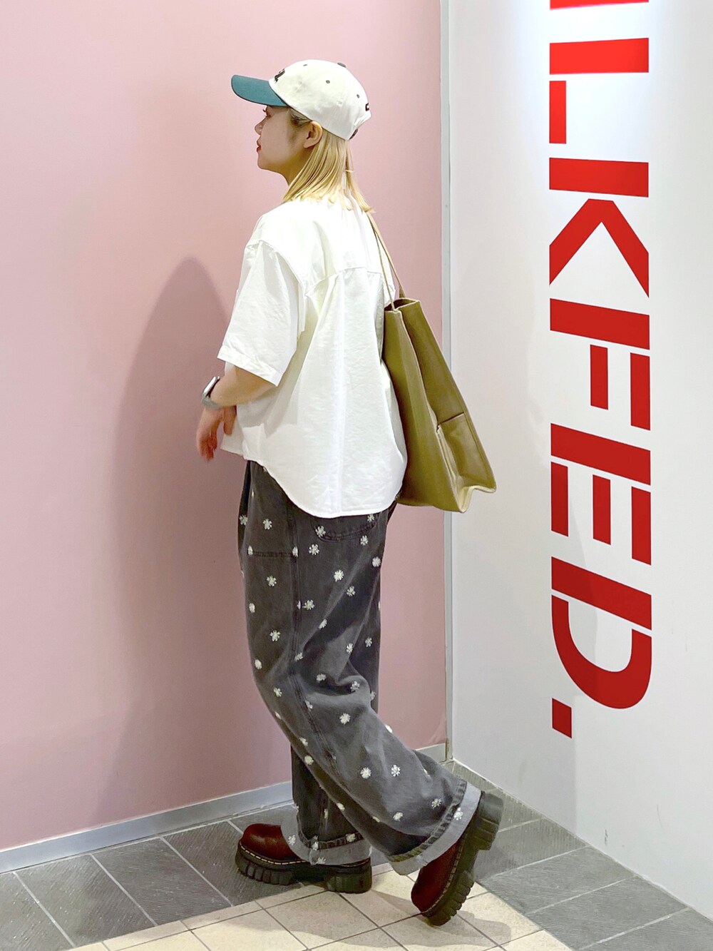 ホワイト系のシャツ/ブラウス、ベージュ系のトートバッグ、ブラック系のデニムパンツを着用したレディースの夏コーディネートの2枚目の写真