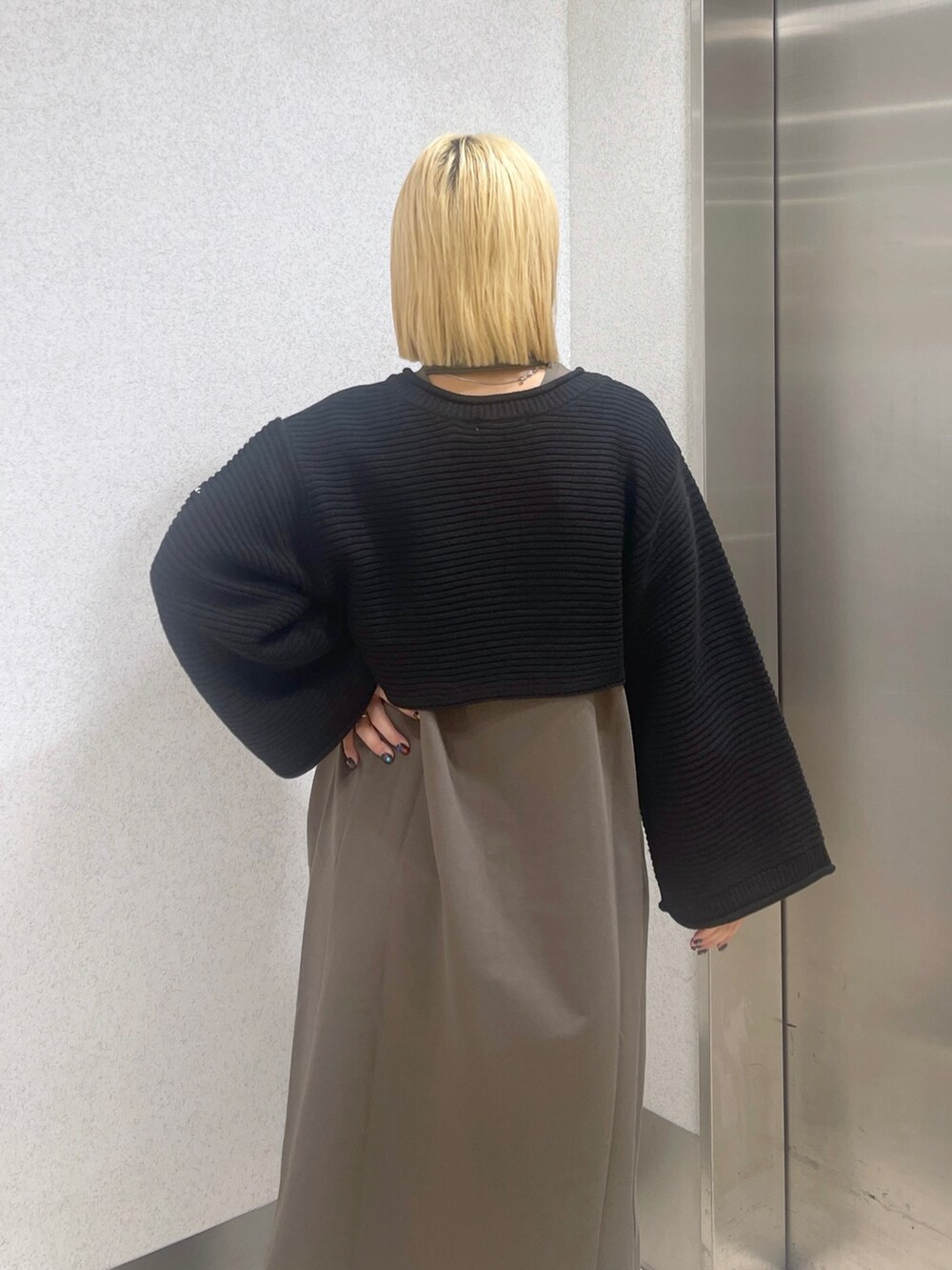 ブラック系のカーディガン/ボレロ、グリーン系のワンピース、ホワイト系のハンドバッグを着用したレディースの秋コーディネートの8枚目の写真