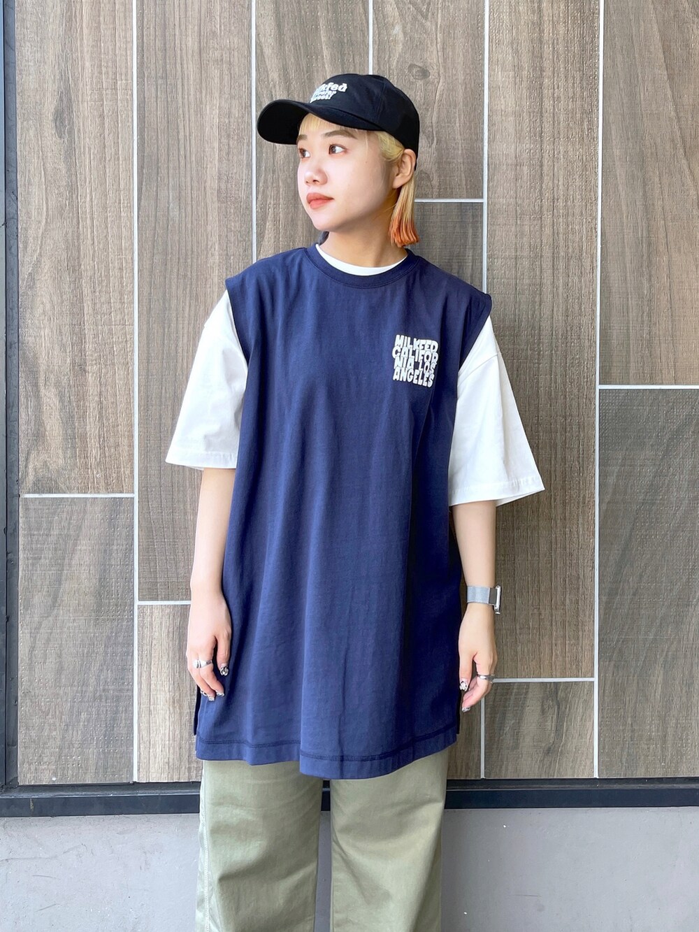 ブルー系のTシャツ/カットソー、グリーン系のカーゴパンツ、ブラック系のブーツを着用したレディースの夏コーディネートの4枚目の写真