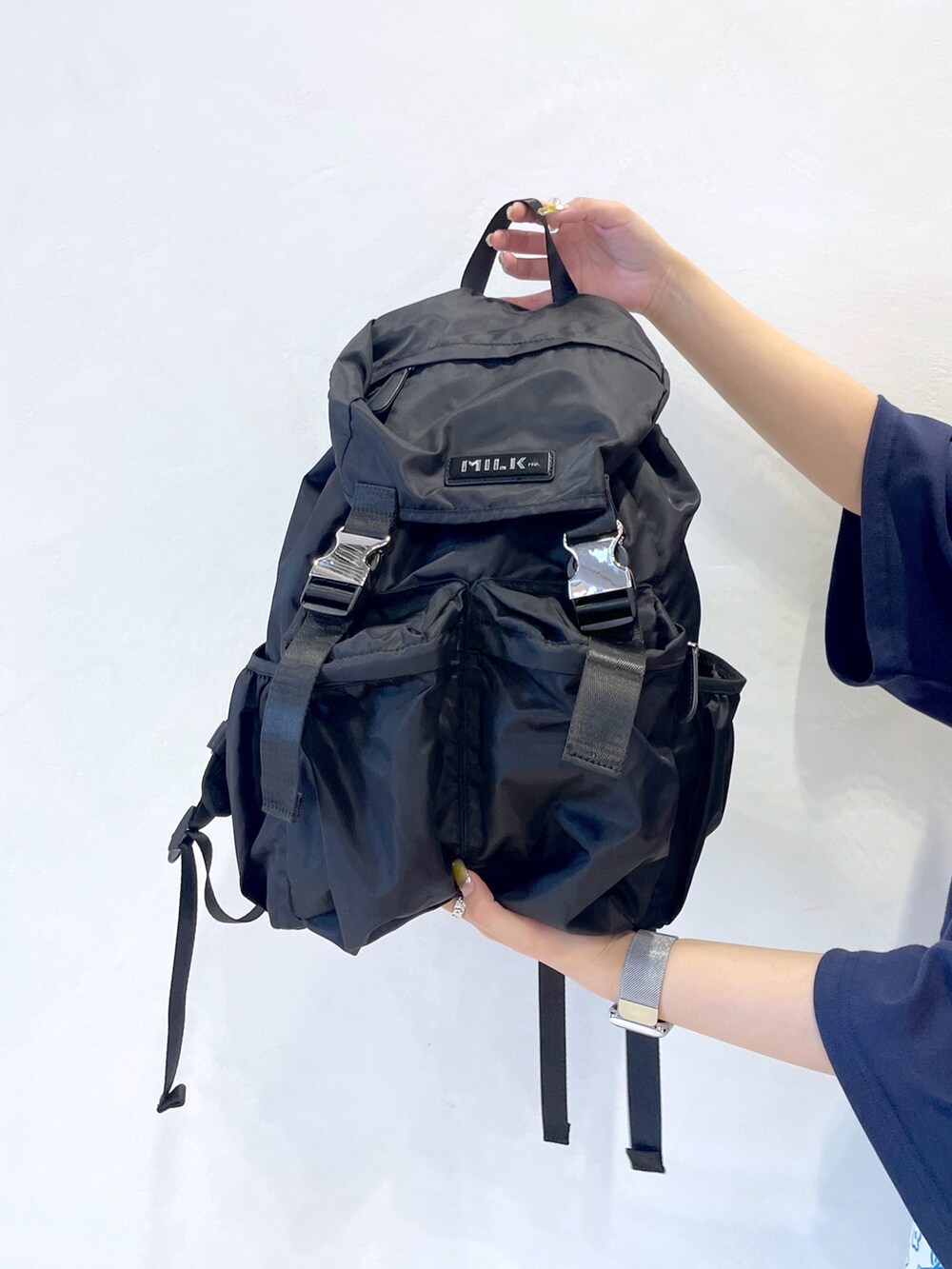 ホワイト系のワンピース、ブルー系のTシャツ/カットソー、ブラック系のブーツを着用したレディースの夏コーディネートの8枚目の写真