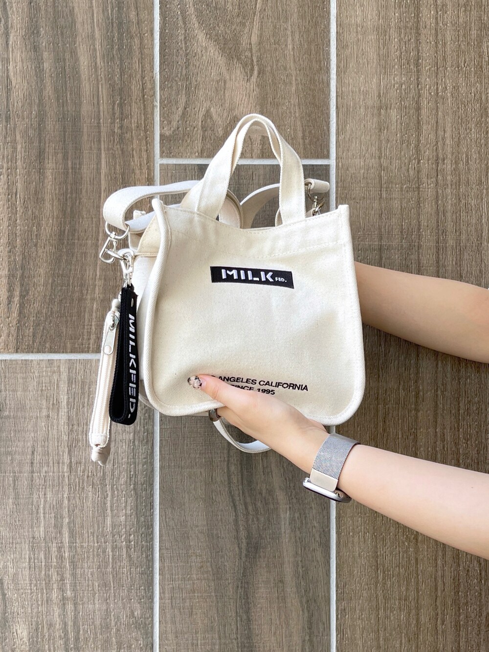 ブルー系のTシャツ/カットソー、グリーン系のカーゴパンツ、ブラック系のブーツを着用したレディースの夏コーディネートの5枚目の写真