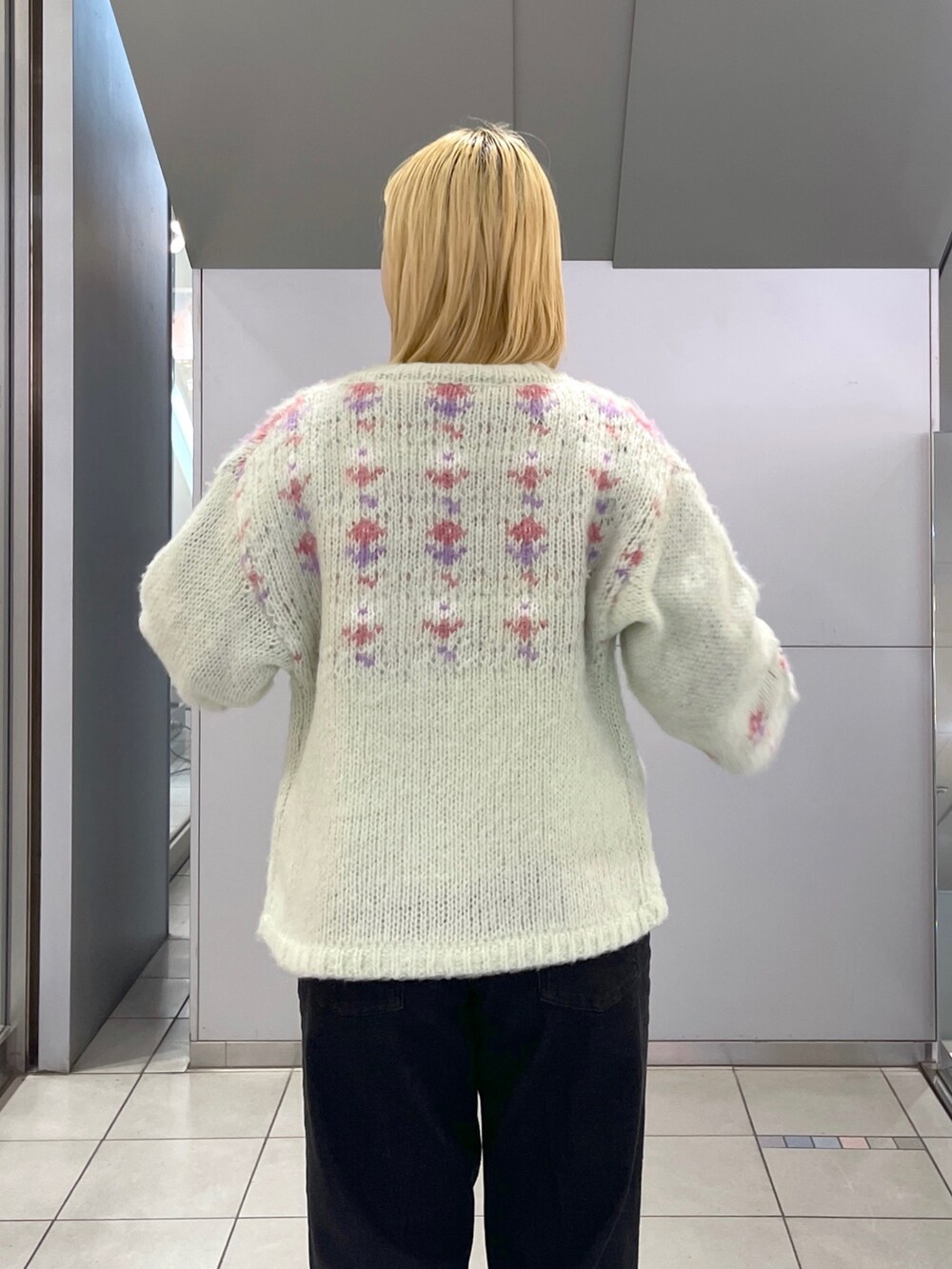 ブラック系のデニムパンツ、グリーン系のカーディガン/ボレロ、ブラック系のTシャツ/カットソーを着用したレディースの冬コーディネートの8枚目の写真