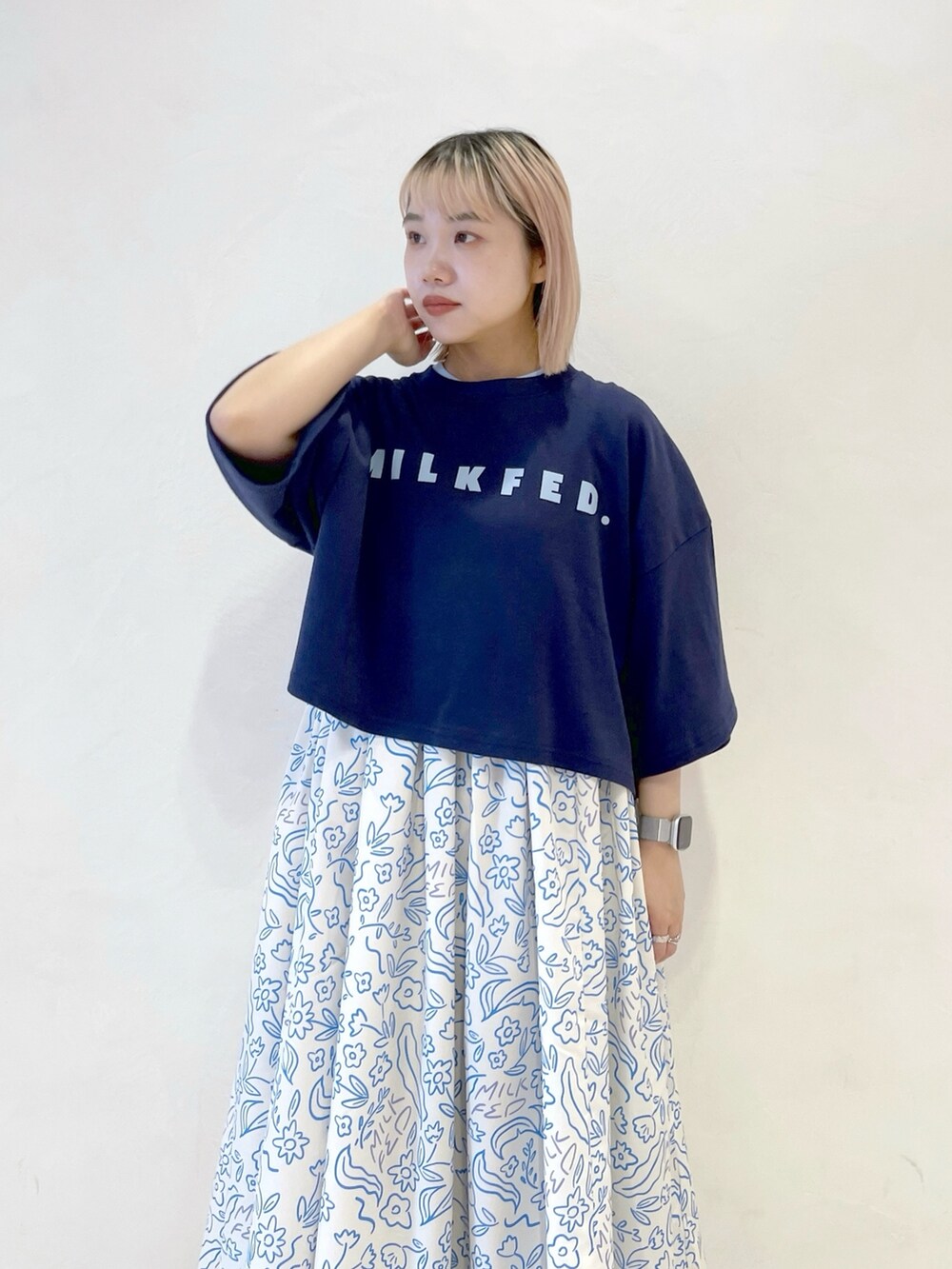 ホワイト系のワンピース、ブルー系のTシャツ/カットソー、ブラック系のブーツを着用したレディースの夏コーディネートの5枚目の写真