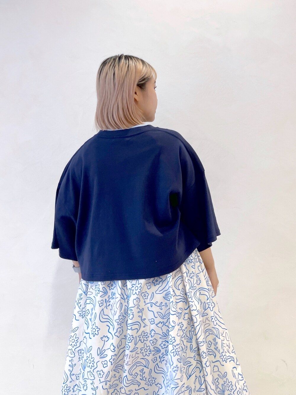 ホワイト系のワンピース、ブルー系のTシャツ/カットソー、ブラック系のブーツを着用したレディースの夏コーディネートの7枚目の写真