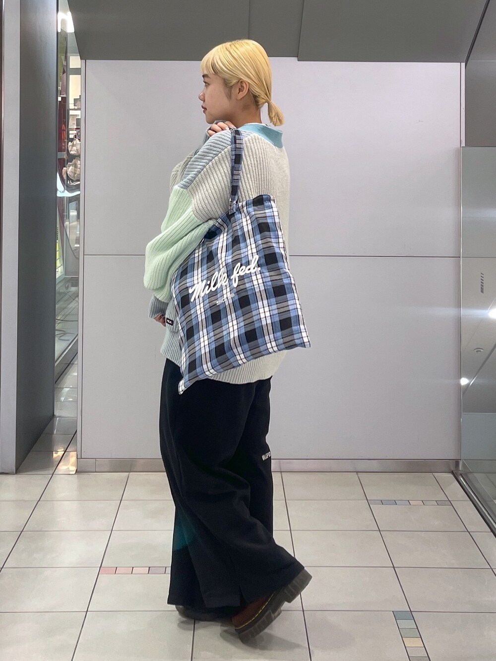 ブラック系のスウェットパンツ、ブルー系のトートバッグ、グリーン系のカーディガン/ボレロを着用したレディースの冬コーディネートの6枚目の写真