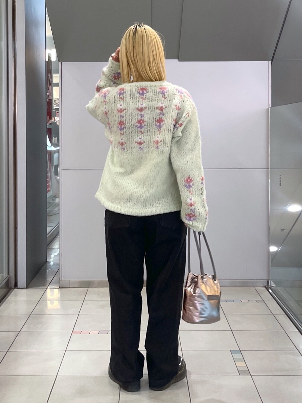 ブラック系のデニムパンツ、グリーン系のカーディガン/ボレロ、ブラック系のTシャツ/カットソーを着用したレディースの冬コーディネートの4枚目の写真