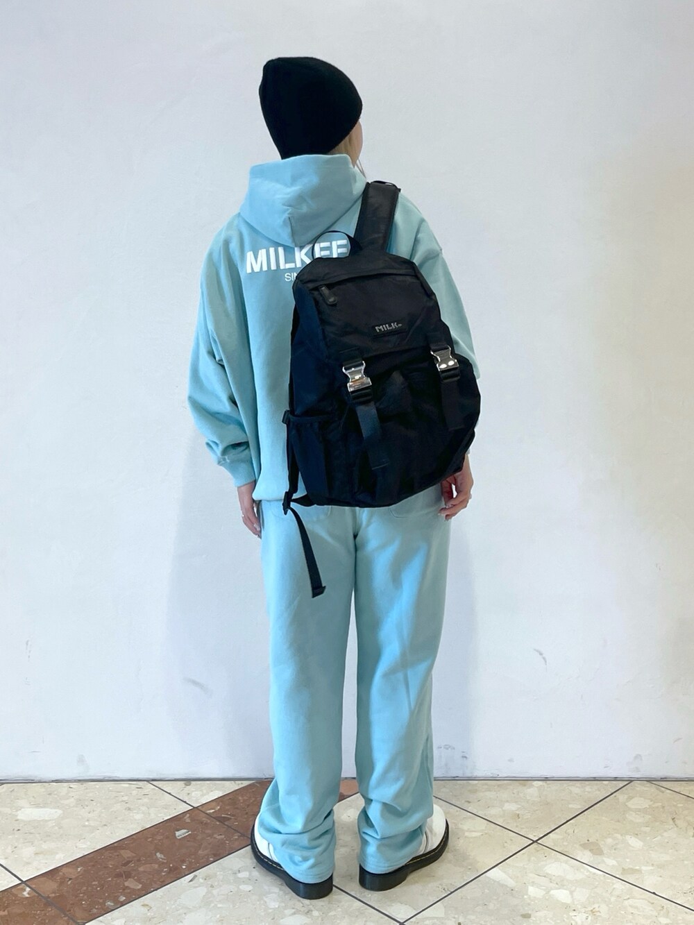 グリーン系のパーカー、グリーン系のスウェットパンツ、ブラック系のバックパック/リュックを着用したレディースの冬コーディネートの5枚目の写真