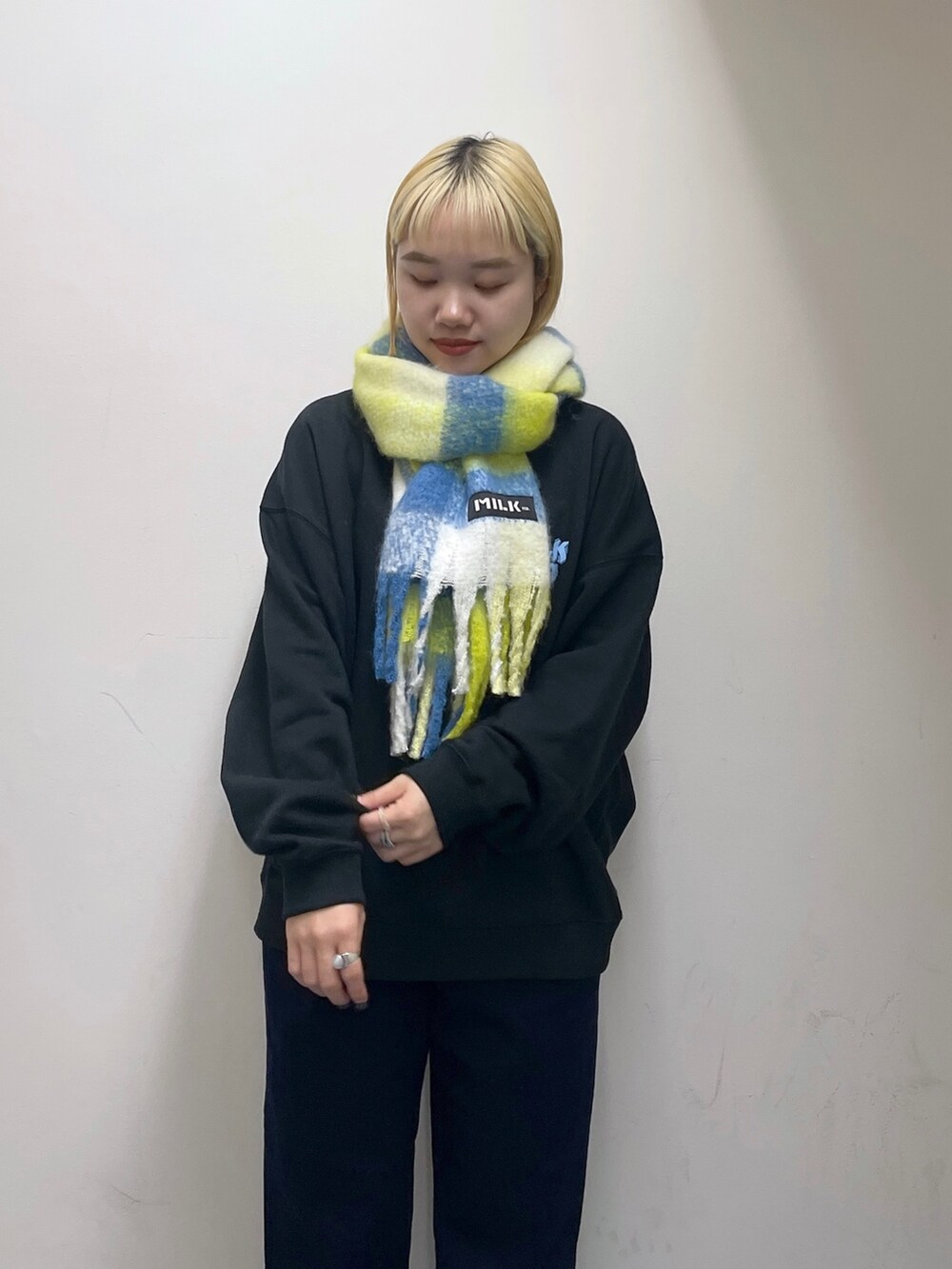 ブルー系のデニムパンツ、グリーン系のバックパック/リュック、ブラック系のスウェットを着用したレディースの秋コーディネートの5枚目の写真