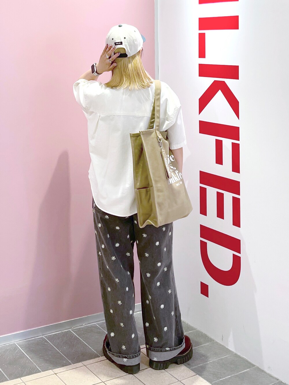 ホワイト系のシャツ/ブラウス、ベージュ系のトートバッグ、ブラック系のデニムパンツを着用したレディースの夏コーディネートの3枚目の写真