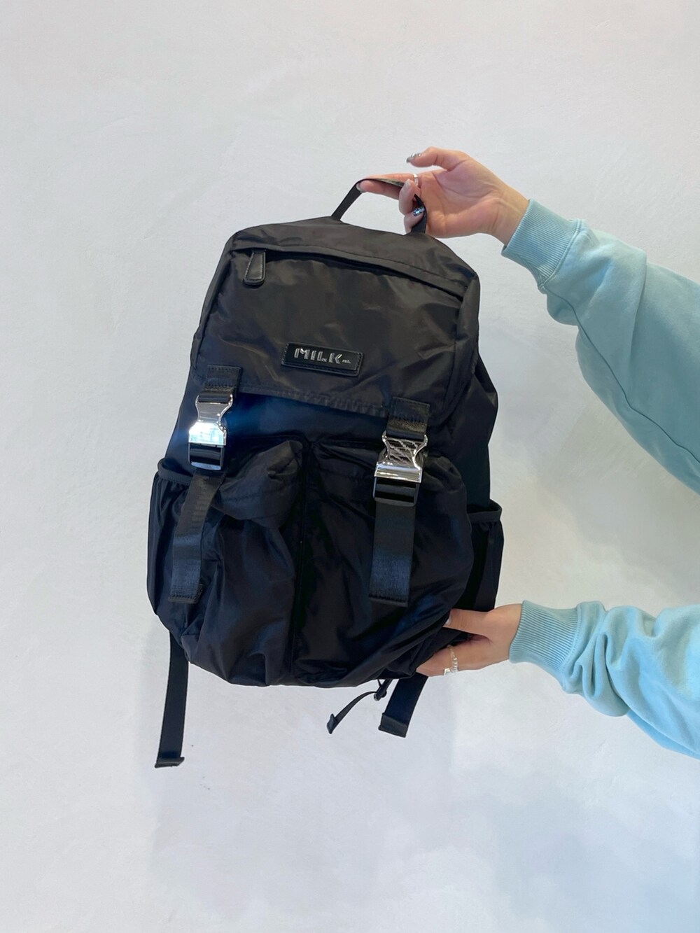 グリーン系のパーカー、グリーン系のスウェットパンツ、ブラック系のバックパック/リュックを着用したレディースの冬コーディネートの9枚目の写真