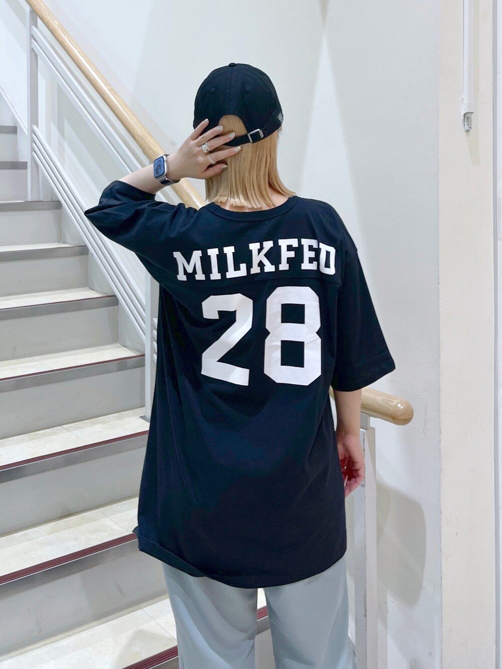 ブルー系のその他パンツ、ブラック系のTシャツ/カットソー、ブラック系のバックパック/リュックを着用したレディースの春コーディネートの4枚目の写真