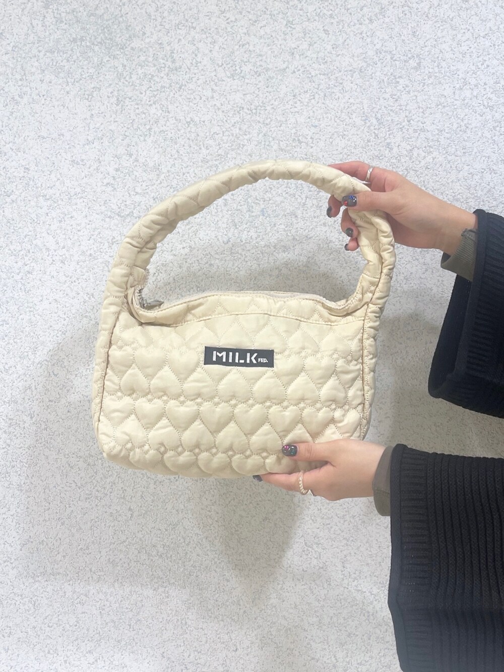 ブラック系のカーディガン/ボレロ、グリーン系のワンピース、ホワイト系のハンドバッグを着用したレディースの秋コーディネートの9枚目の写真