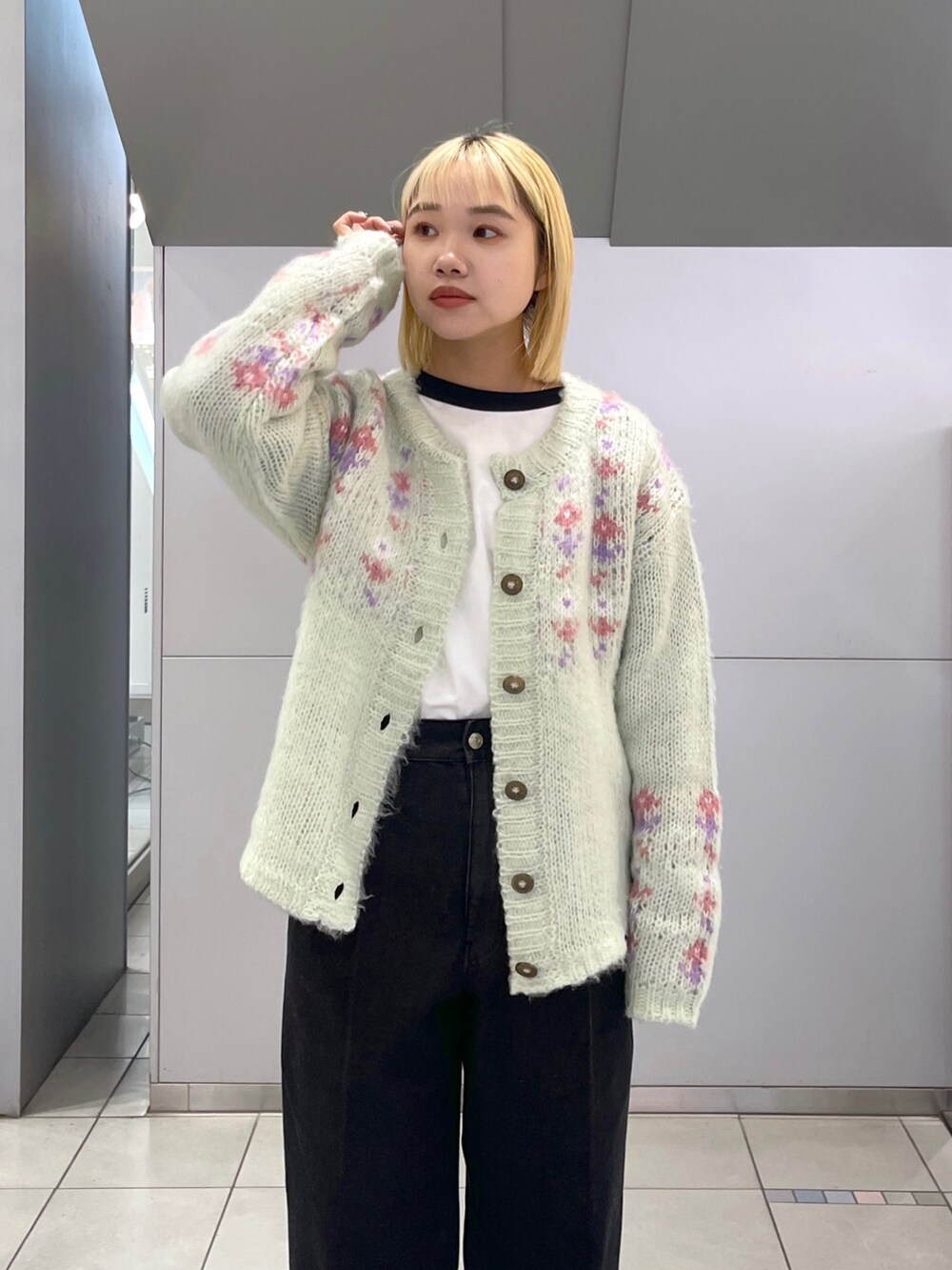 ブラック系のデニムパンツ、グリーン系のカーディガン/ボレロ、ブラック系のTシャツ/カットソーを着用したレディースの冬コーディネートの5枚目の写真
