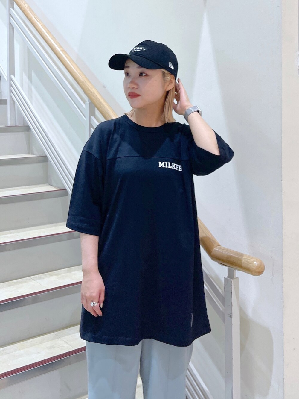 ブルー系のその他パンツ、ブラック系のTシャツ/カットソー、ブラック系のバックパック/リュックを着用したレディースの春コーディネートの3枚目の写真