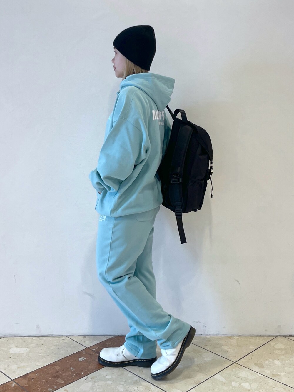 グリーン系のパーカー、グリーン系のスウェットパンツ、ブラック系のバックパック/リュックを着用したレディースの冬コーディネートの4枚目の写真