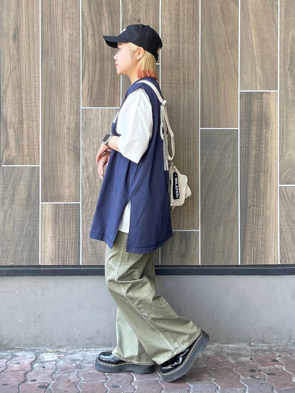 ブルー系のTシャツ/カットソー、グリーン系のカーゴパンツ、ブラック系のブーツを着用したレディースの夏コーディネートの2枚目の写真