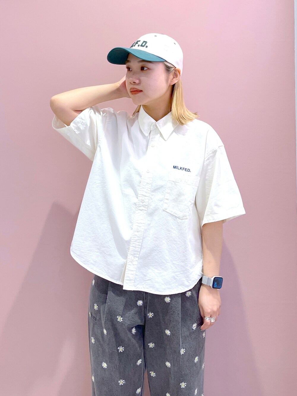 ホワイト系のシャツ/ブラウス、ベージュ系のトートバッグ、ブラック系のデニムパンツを着用したレディースの夏コーディネートの4枚目の写真