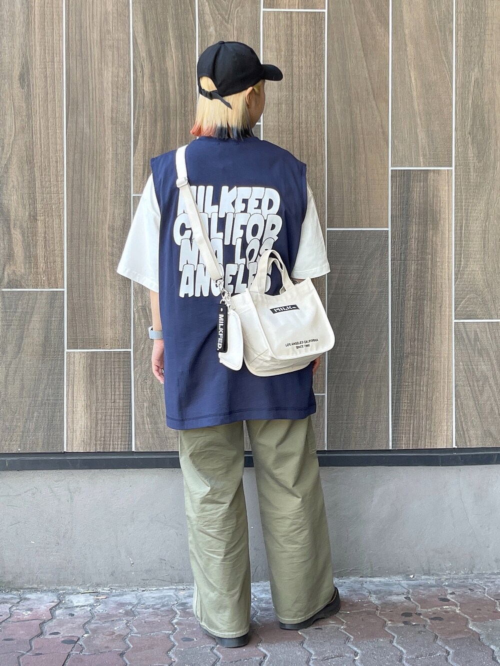 ブルー系のTシャツ/カットソー、グリーン系のカーゴパンツ、ブラック系のブーツを着用したレディースの夏コーディネートの3枚目の写真