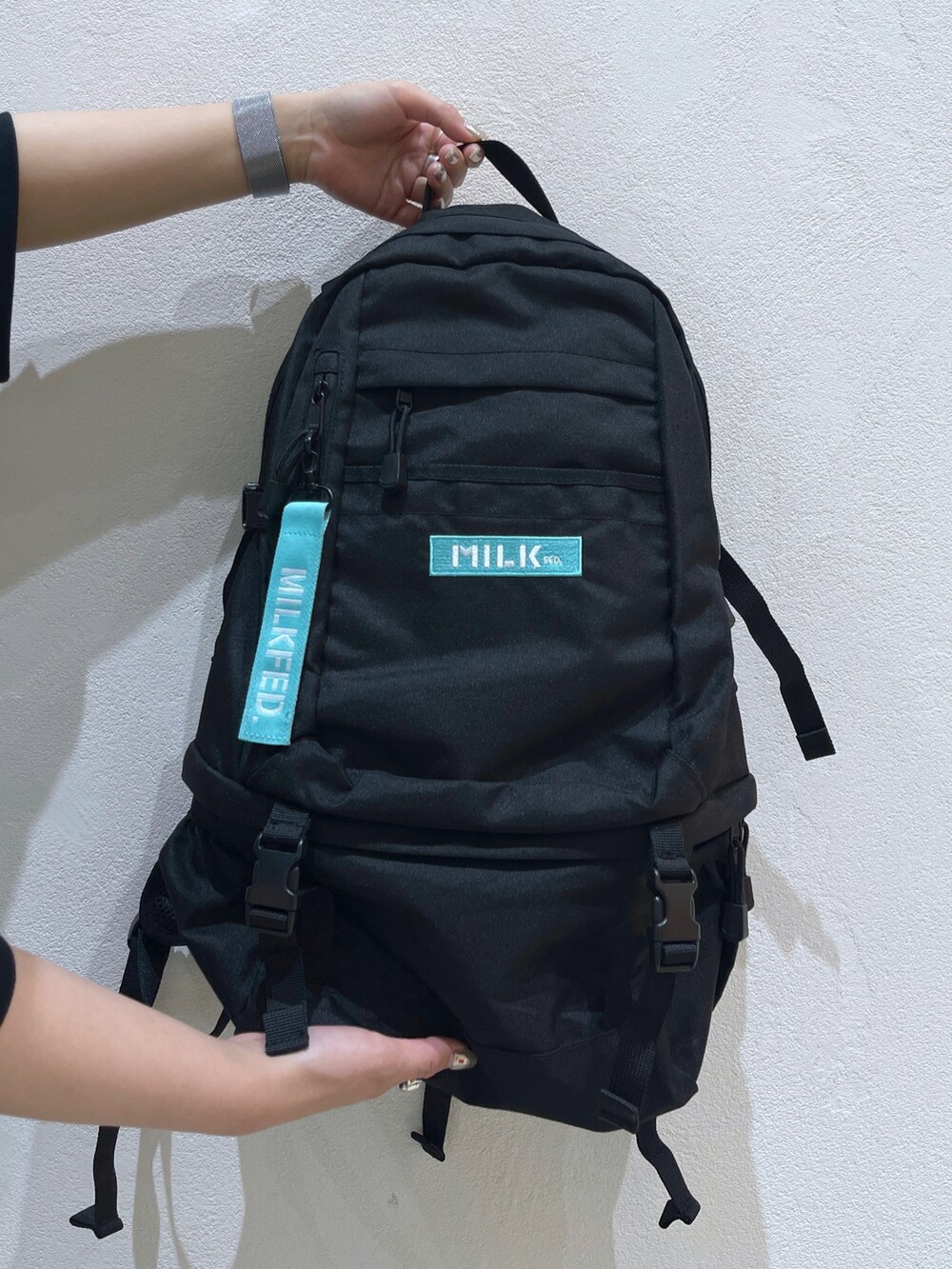 ブルー系のその他パンツ、ブラック系のTシャツ/カットソー、ブラック系のバックパック/リュックを着用したレディースの春コーディネートの5枚目の写真