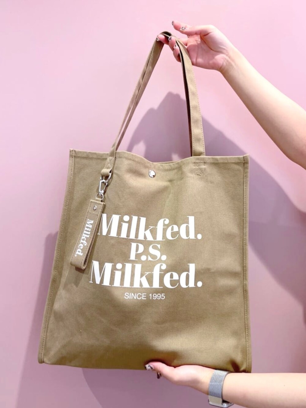 ホワイト系のシャツ/ブラウス、ベージュ系のトートバッグ、ブラック系のデニムパンツを着用したレディースの夏コーディネートの5枚目の写真