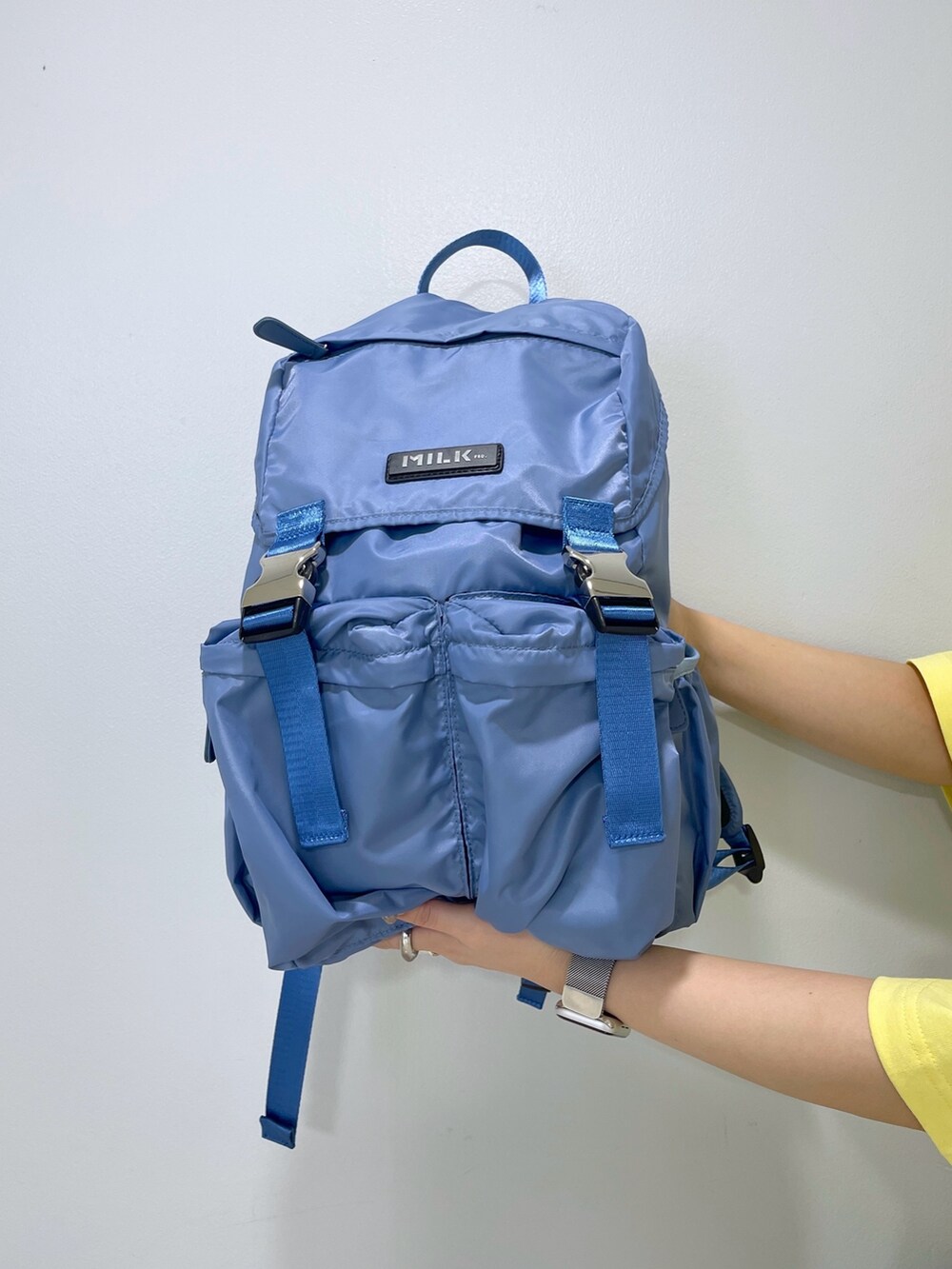 ブラック系のカーゴパンツ、ブルー系のバックパック/リュック、イエロー系のTシャツ/カットソーを着用したレディースの春コーディネートの9枚目の写真