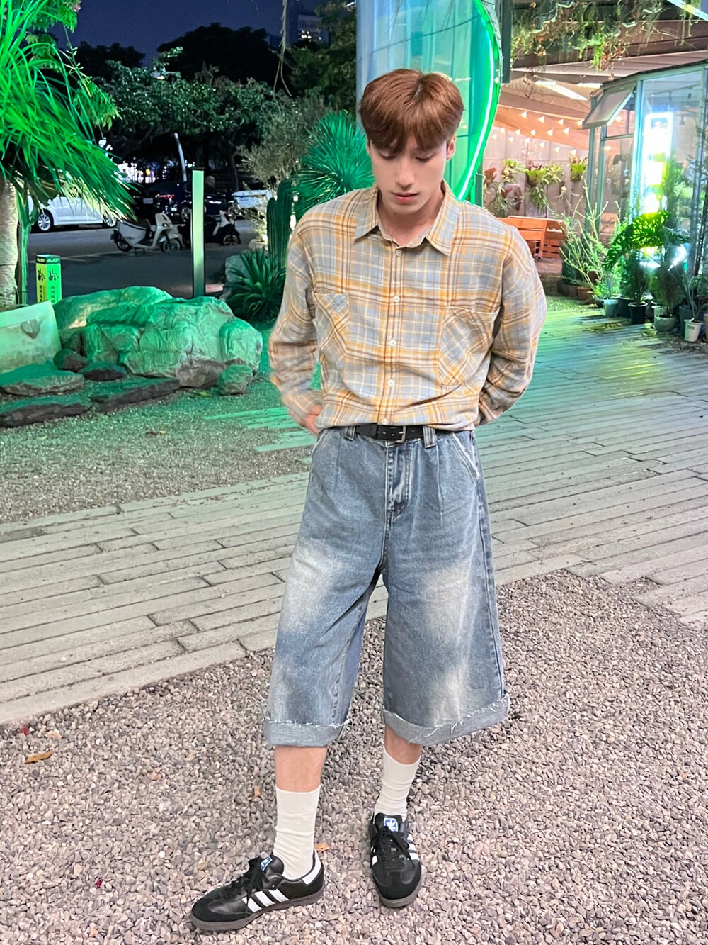 「秋のコーデ、街頭穿搭、日系極簡」｜「Levi'sのアイテム（その他パンツ、ブルー系）」を使った、jeremy さん（メンズ・180cm）の秋コーディネートの4枚目の写真