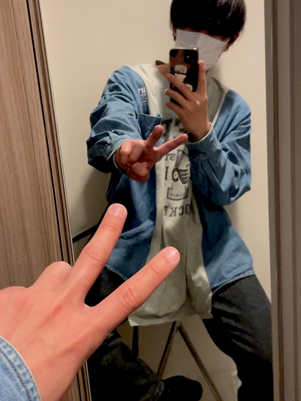 ブラック系のその他アウター、グレー系のデニムパンツ、ブラック系のブーツを着用したメンズの冬コーディネートの2枚目の写真