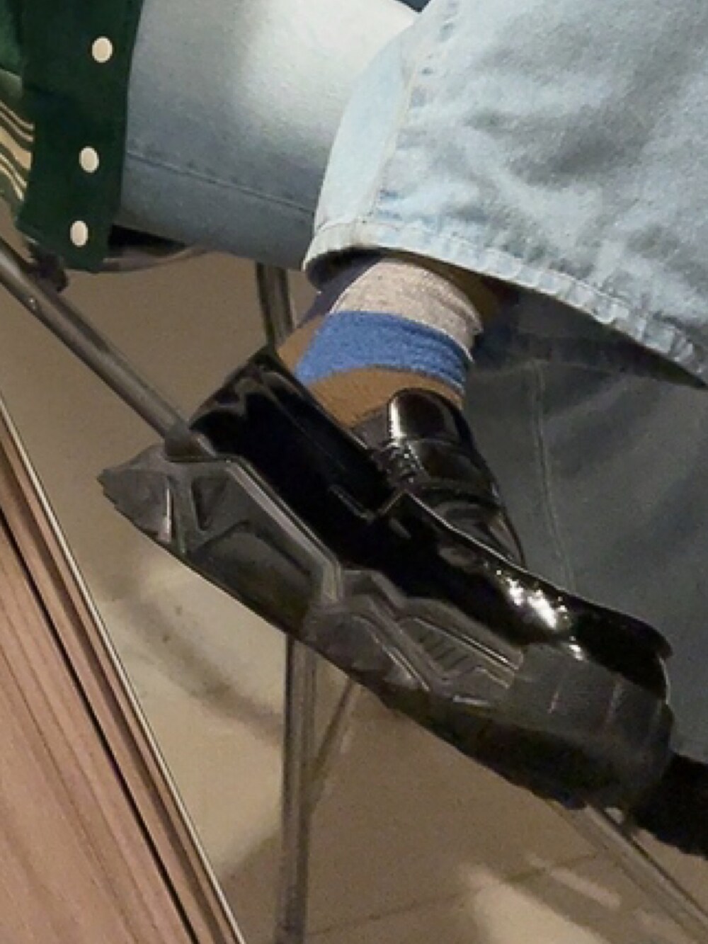 ブラック系のローファー、ブルー系のデニムパンツ、ブラック系のピアス（両耳用）を着用したメンズの冬コーディネートの2枚目の写真