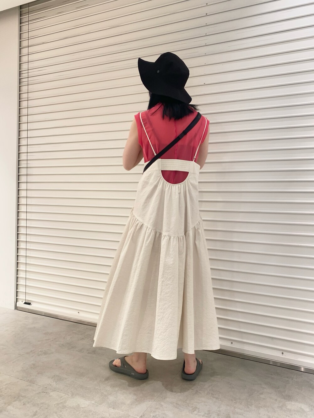 ホワイト系のワンピース、ピンク系のタンクトップを着用したレディースの夏コーディネートの2枚目の写真