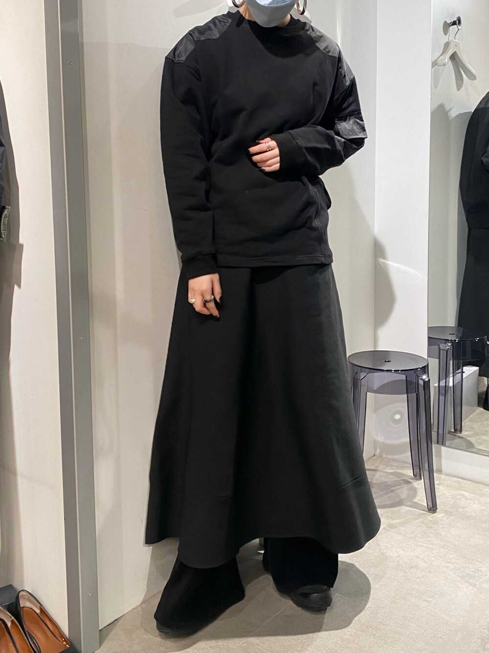 「秋服、オトナカジュアル、オトナ女子、パンツコーデ、大人コーデ、大人かわいい、秋色コーデ、オーバーサイズ、高身長女子、高身長コーデ、高身長、モード、モードストリート、モード系、オールブラック」｜「Lui'sのミリタリーデザイン裏毛プルオーバー（スウェット、ブラック系）」を使った、2a1さん（レディース・170cm）の秋コーディネートの2枚目の写真